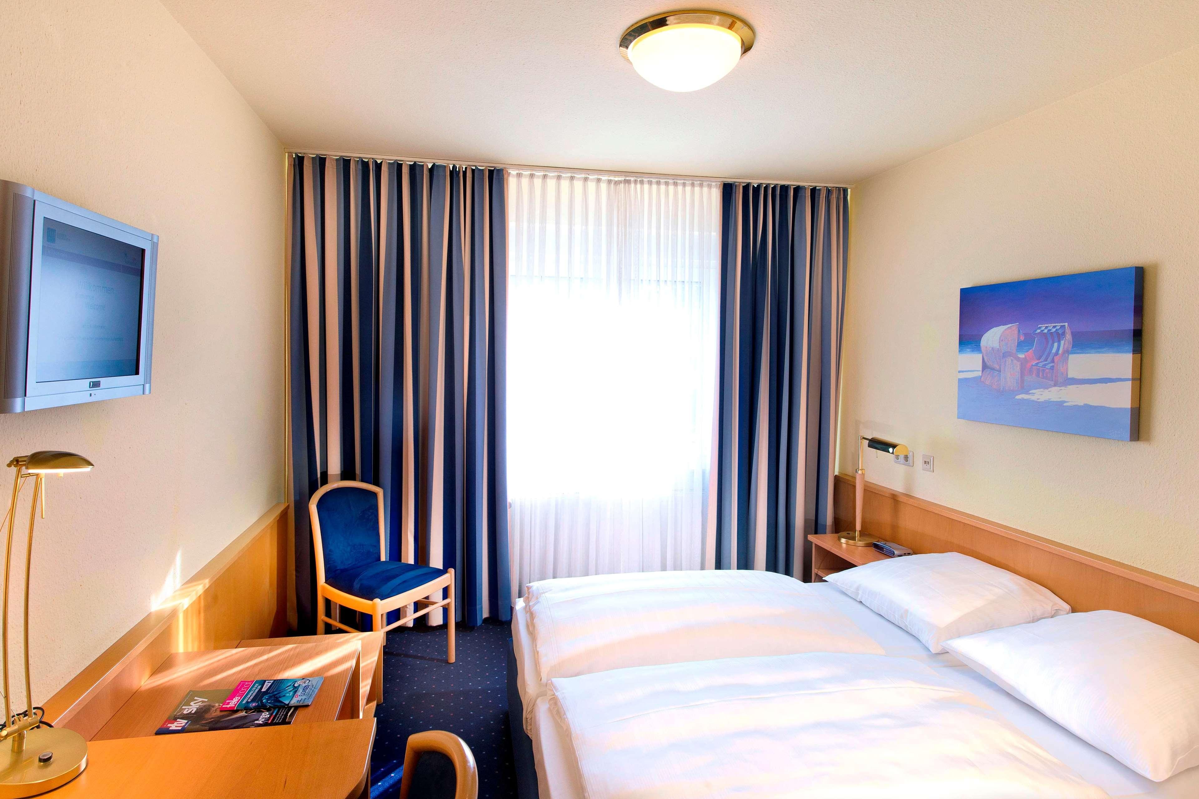 Tryp By Wyndham Luebeck Aquamarin Hotel Room photo