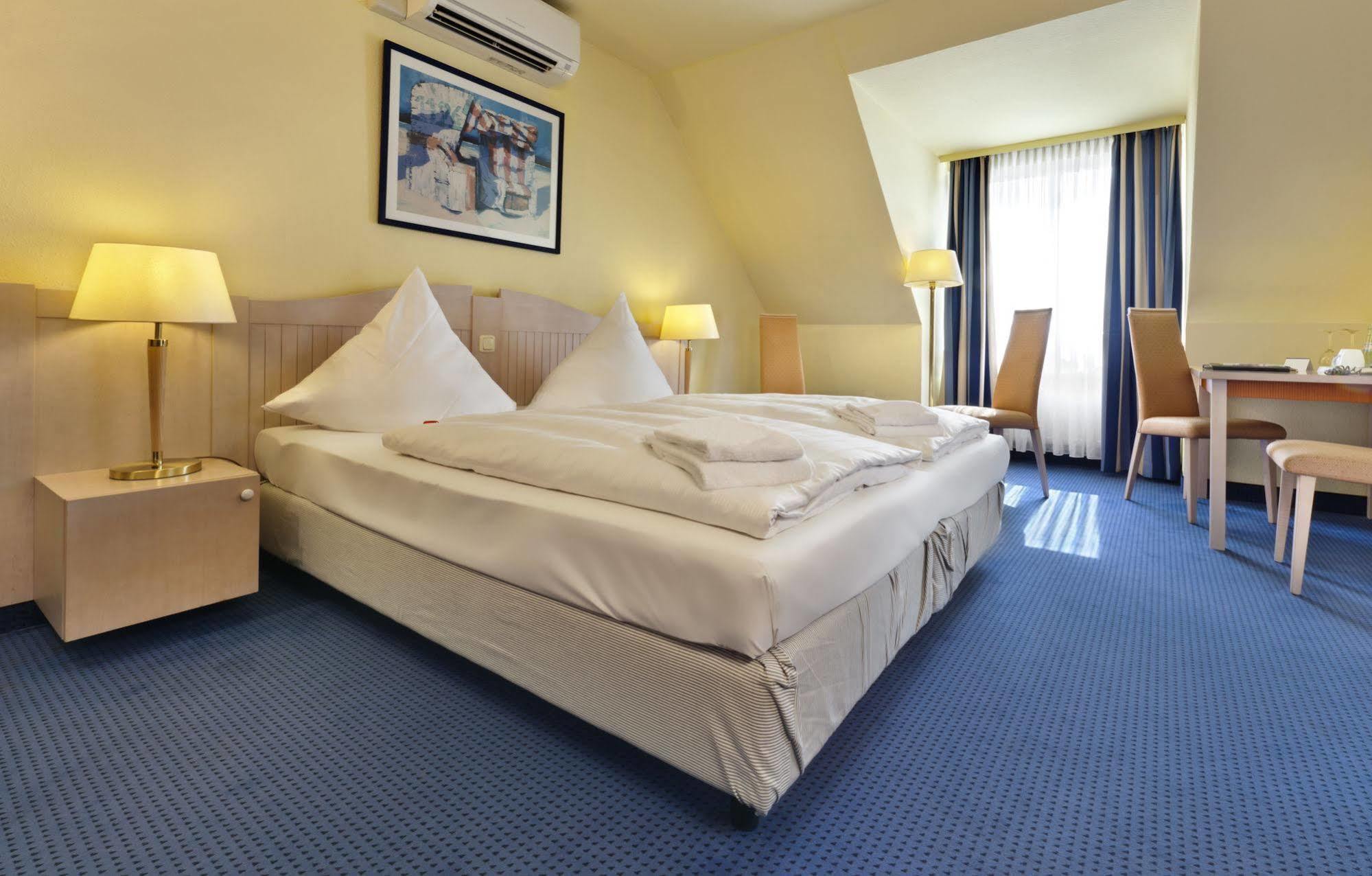 Tryp By Wyndham Luebeck Aquamarin Hotel Exterior photo